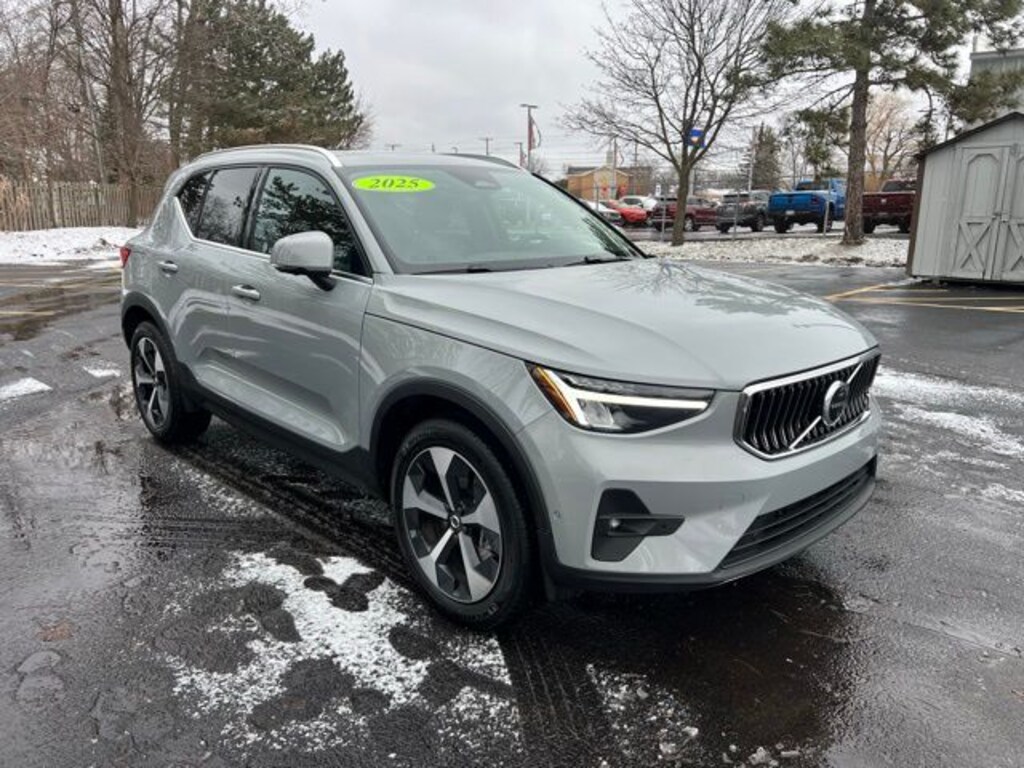 Used 2025 Volvo XC40 B5 Plus Bright Theme SUV