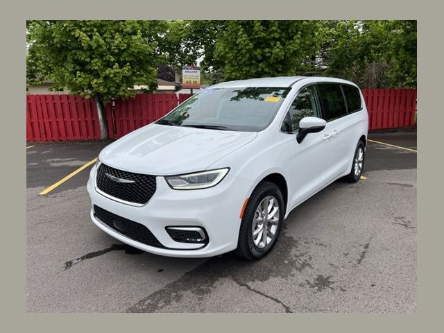 2023 Chrysler Pacifica Touring L AWD's photo