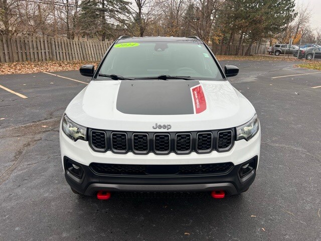 2024 Jeep Compass Trailhawk photo 2