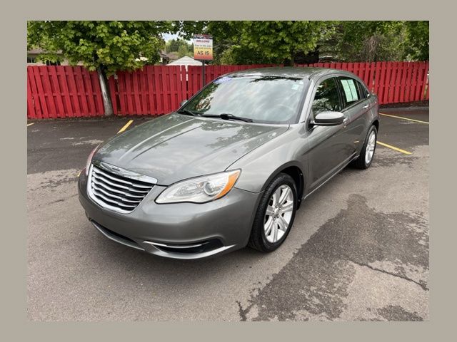 2013 Chrysler 200 Touring's photo