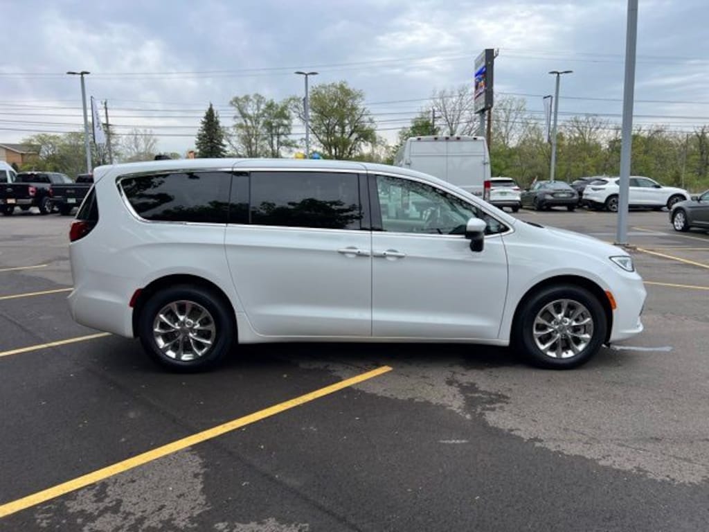 Certified 2023 Chrysler Pacifica Touring L Minivan/Van