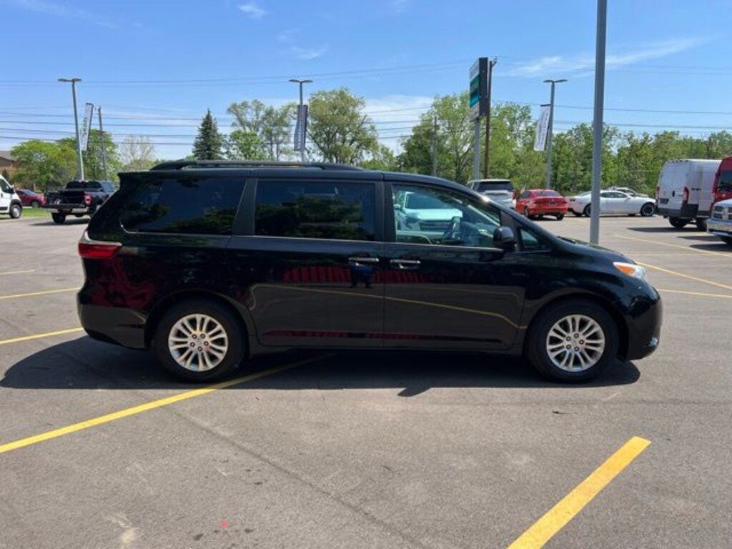 Used 2017 Toyota Sienna XLE Minivan/Van