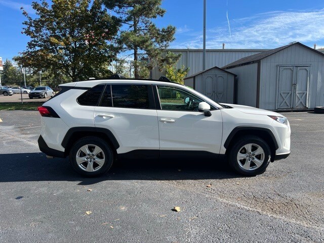 2020 Toyota RAV4 XLE photo 3