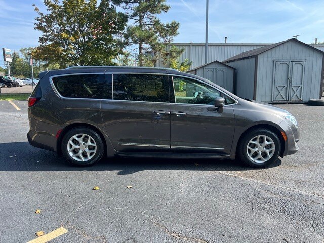 2020 Chrysler Pacifica Touring Plus photo 3