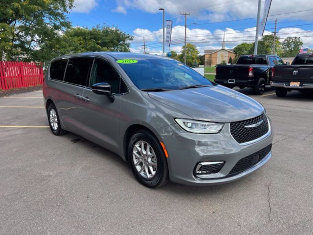 Certified 2025 Chrysler Pacifica Select Minivan/Van