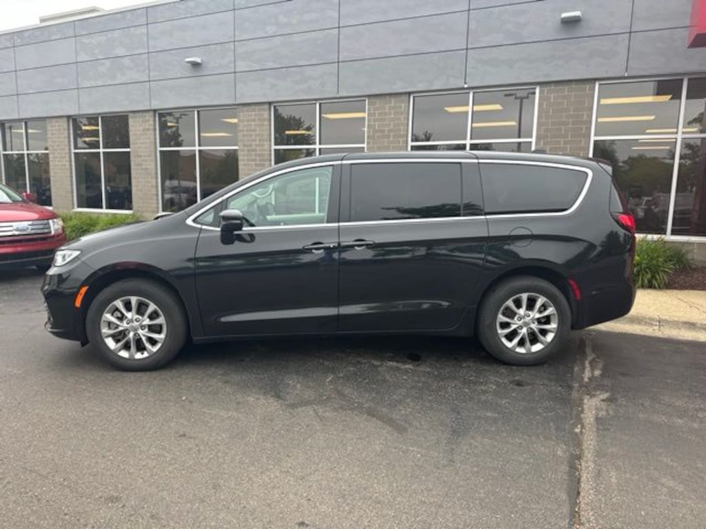 Used 2023 Chrysler Pacifica Touring L Minivan/Van