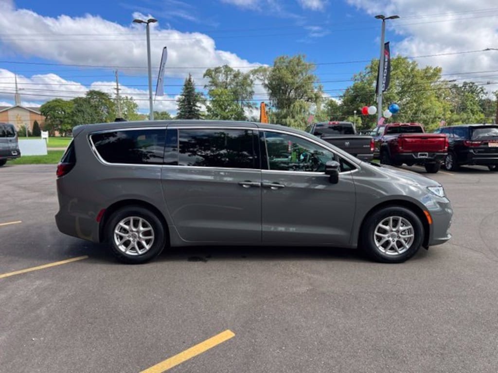 Certified 2025 Chrysler Pacifica Select Minivan/Van