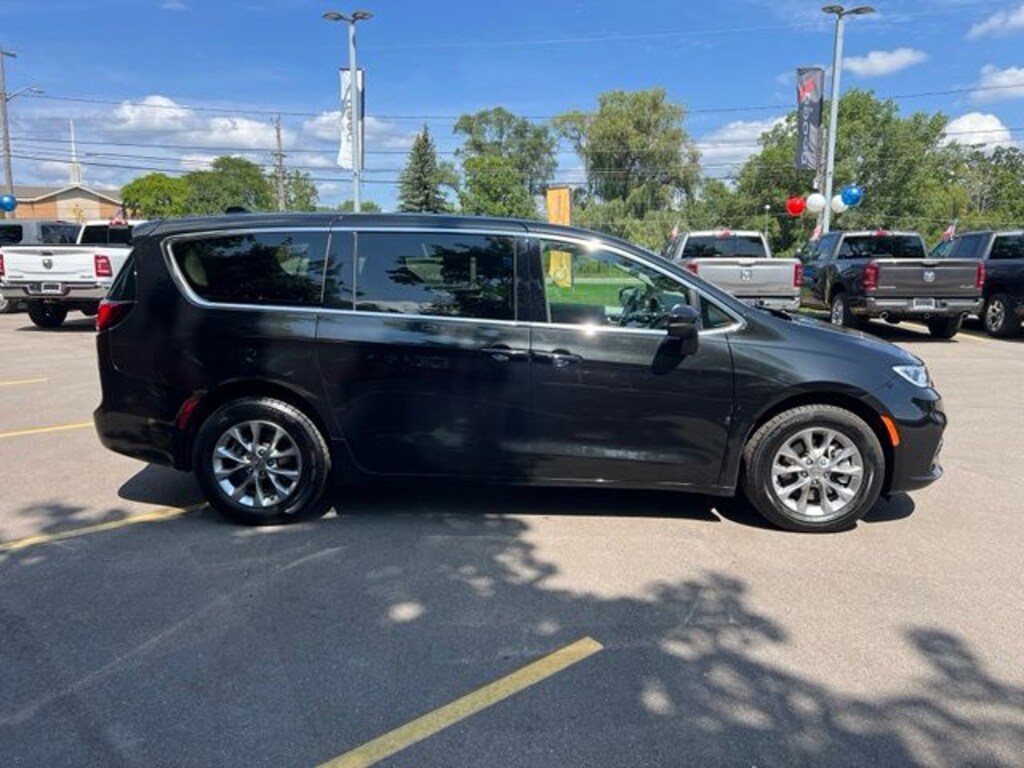Certified 2023 Chrysler Pacifica Touring L Minivan/Van