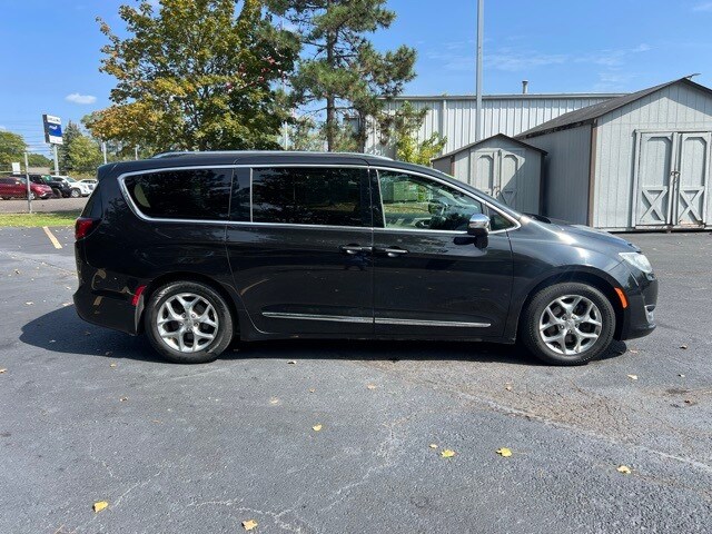 2019 Chrysler Pacifica Limited photo 3