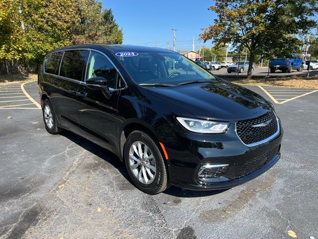 2024 Chrysler Pacifica Touring L photo 3