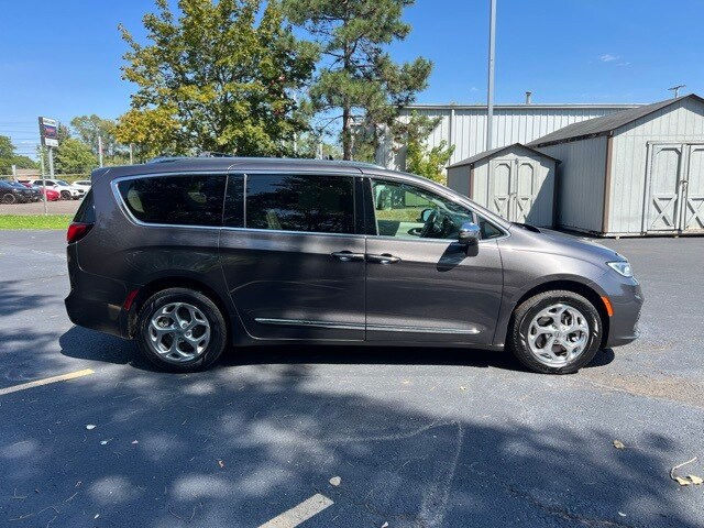 2021 Chrysler Pacifica Limited photo 3