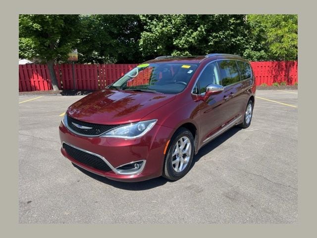 2019 Chrysler Pacifica Limited's photo
