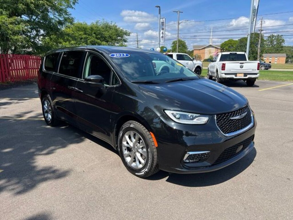 Certified 2023 Chrysler Pacifica Touring L Minivan/Van