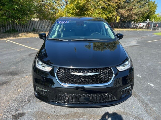 2024 Chrysler Pacifica Touring L photo 2