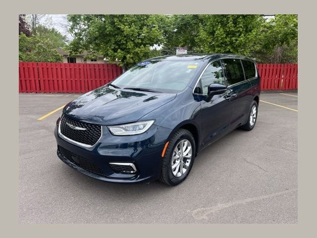 2023 Chrysler Pacifica Touring L AWD's photo