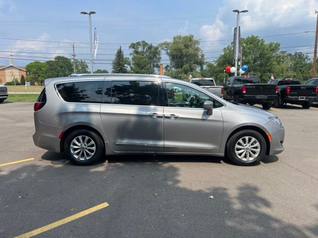 Used 2018 Chrysler Pacifica Touring L Plus Minivan/Van