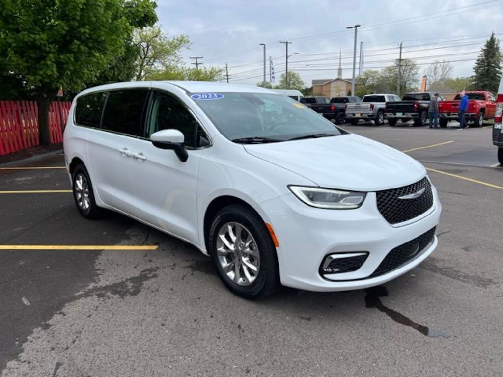 Certified 2023 Chrysler Pacifica Touring L Minivan/Van
