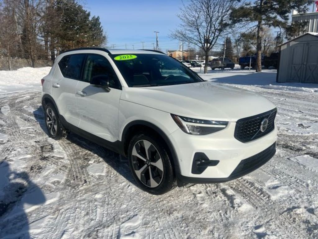 Used 2025 Volvo XC40 B5 Plus Dark Theme SUV