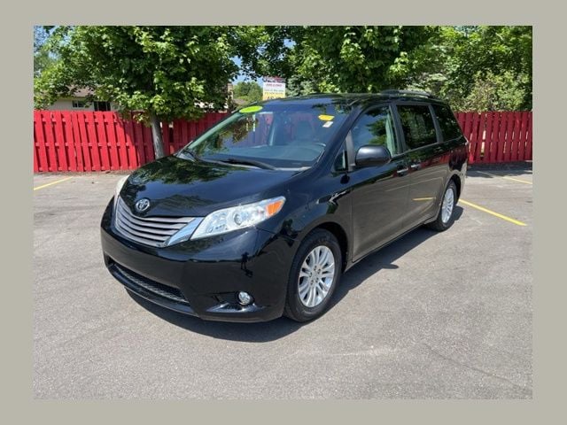 2017 Toyota Sienna XLE V6 7-Passenger Access Seat's photo