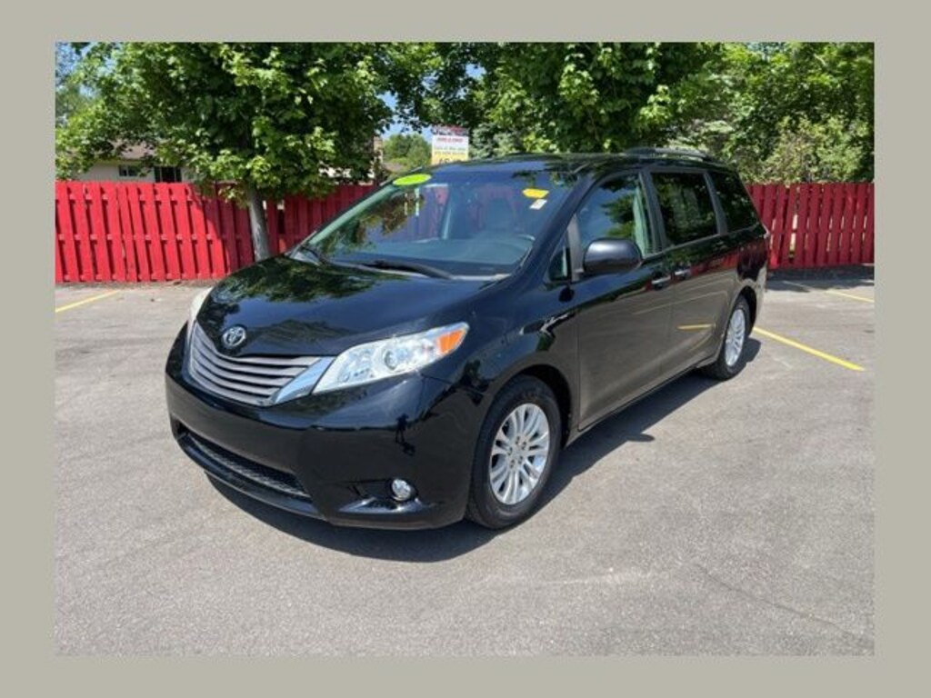 Used 2017 Toyota Sienna XLE Minivan/Van