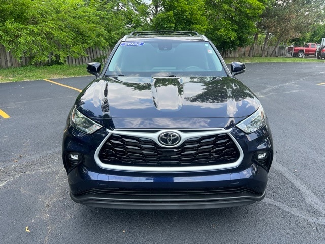 Certified 2022 Toyota Highlander XLE with VIN 5TDHZRBH6NS576471 for sale in Bloomfield, MI