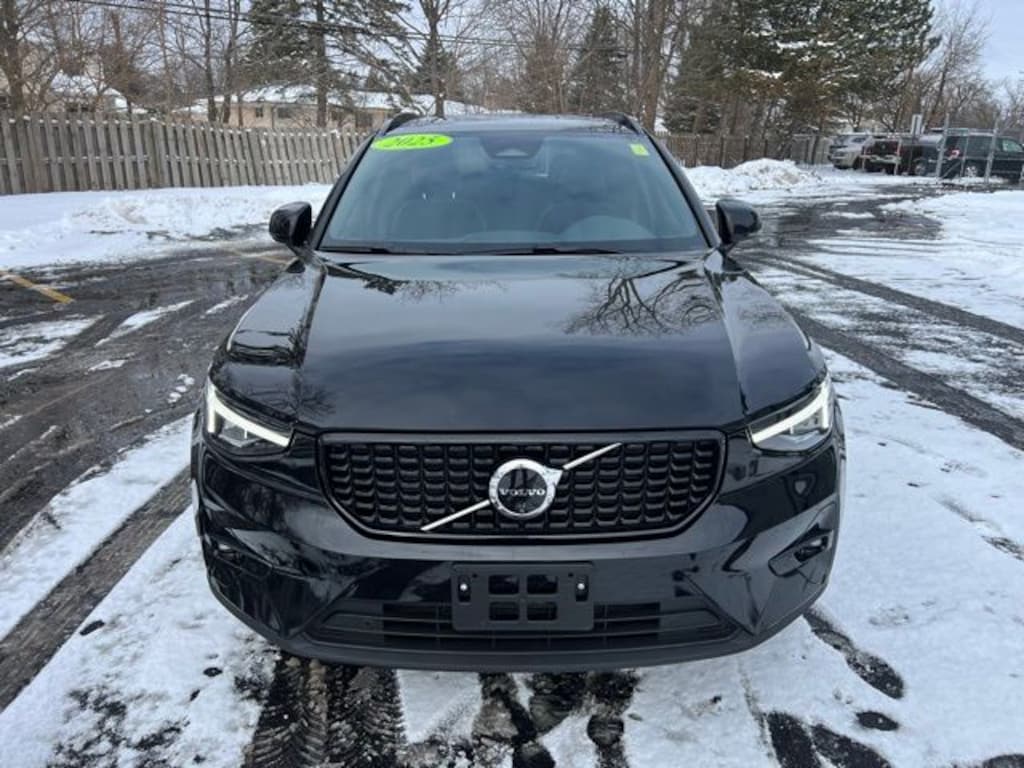 Used 2025 Volvo XC40 B5 Plus Dark Theme SUV