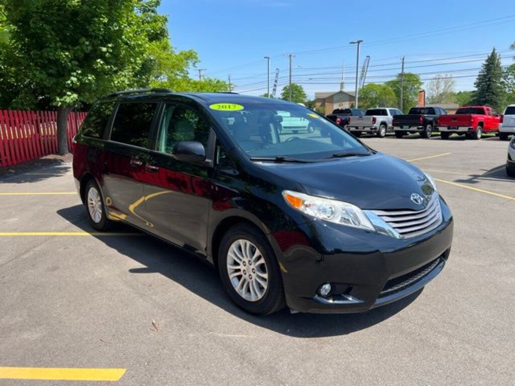 Used 2017 Toyota Sienna XLE Minivan/Van