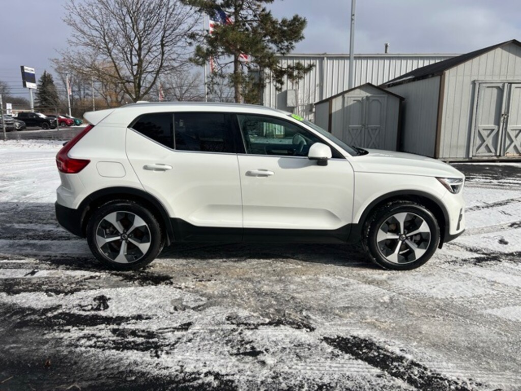 Used 2025 Volvo XC40 B5 Plus Bright Theme SUV
