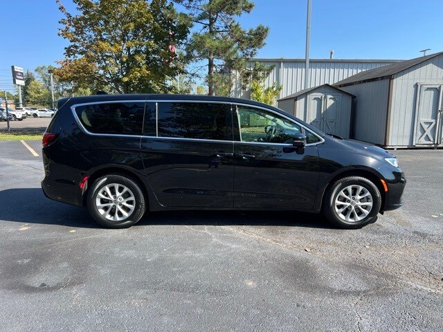 2024 Chrysler Pacifica Touring L photo 4