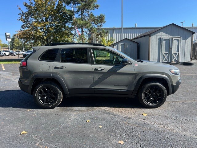 2022 Jeep Cherokee Trailhawk photo 2