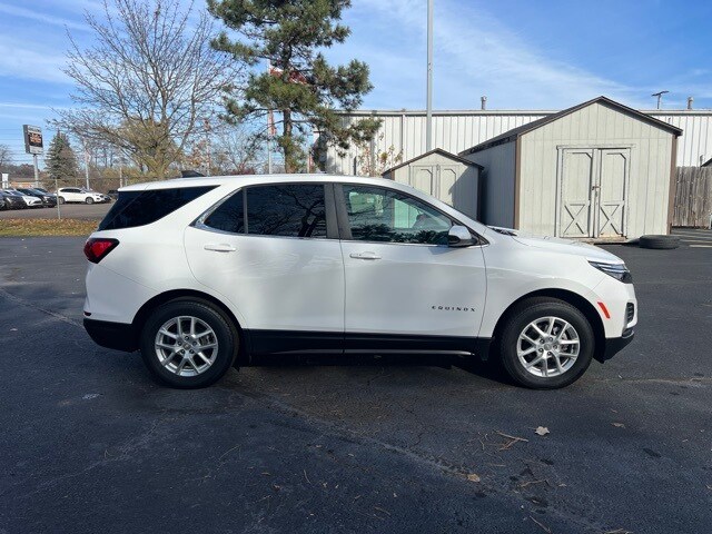 2024 Chevrolet Equinox LT photo 3