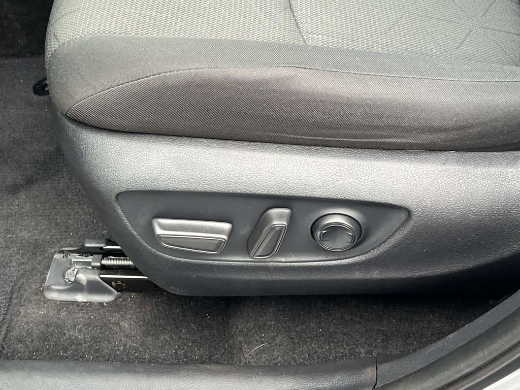 2021 Toyota RAV4 XLE - Photo 20