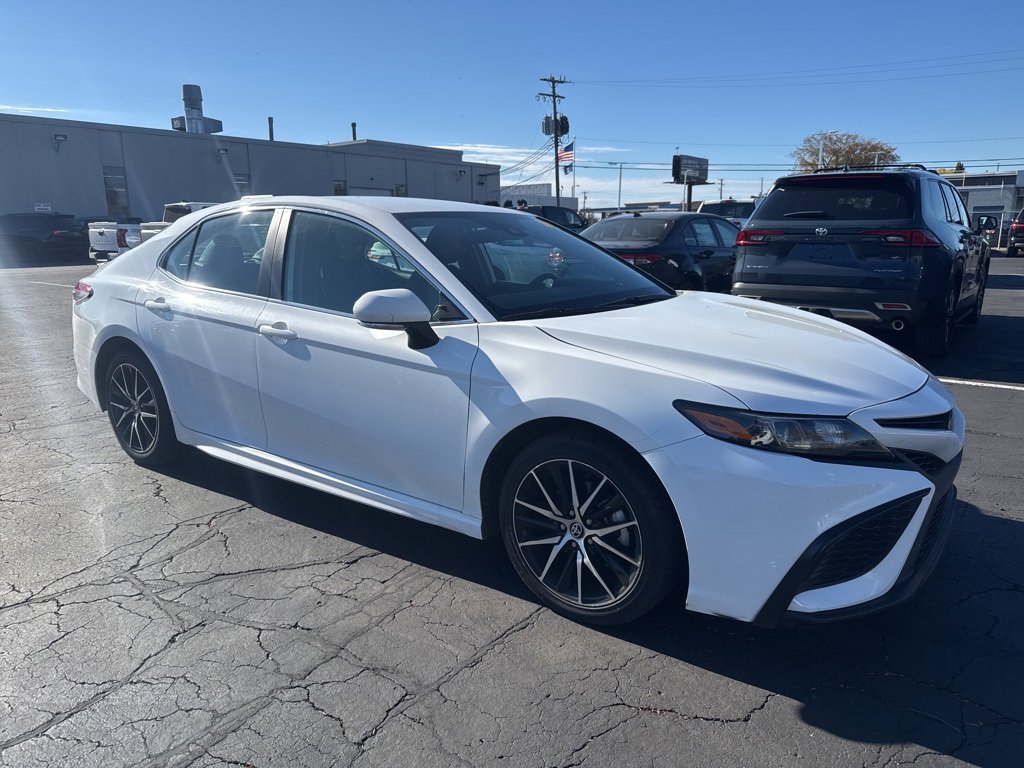 2023 Toyota Camry SE photo 3