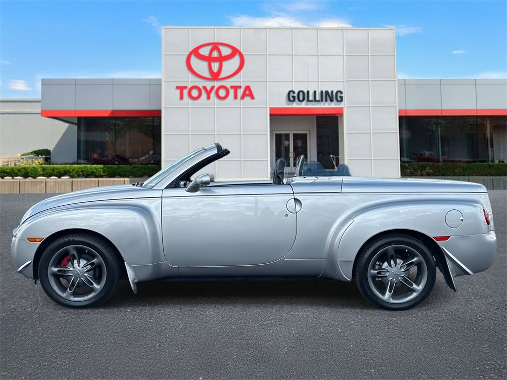 2004 Chevrolet SSR Base photo 2