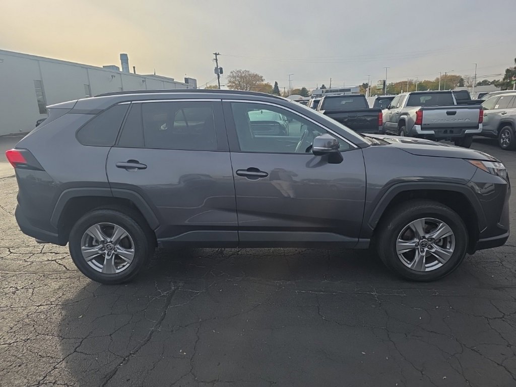 2023 Toyota RAV4 XLE photo 4