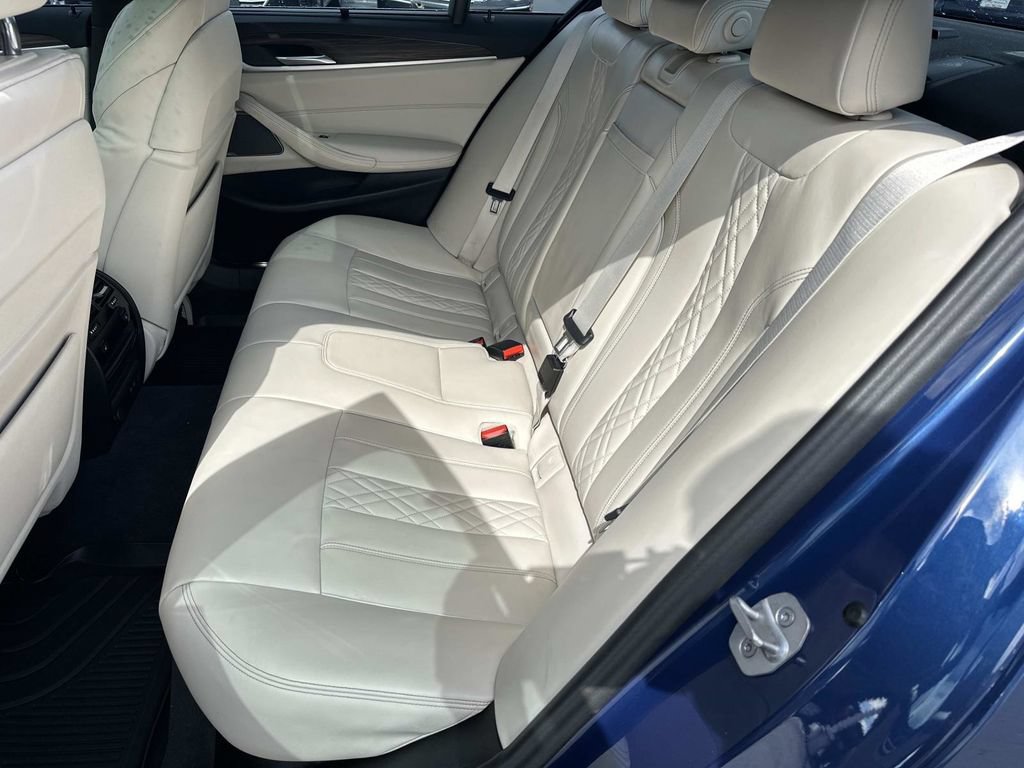 2023 BMW 5 Series 530e - Photo 12