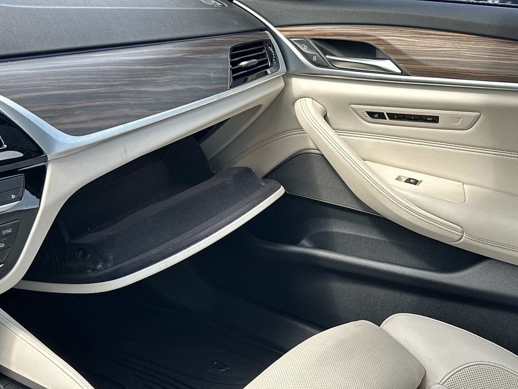 2023 BMW 5 Series 530e - Photo 34