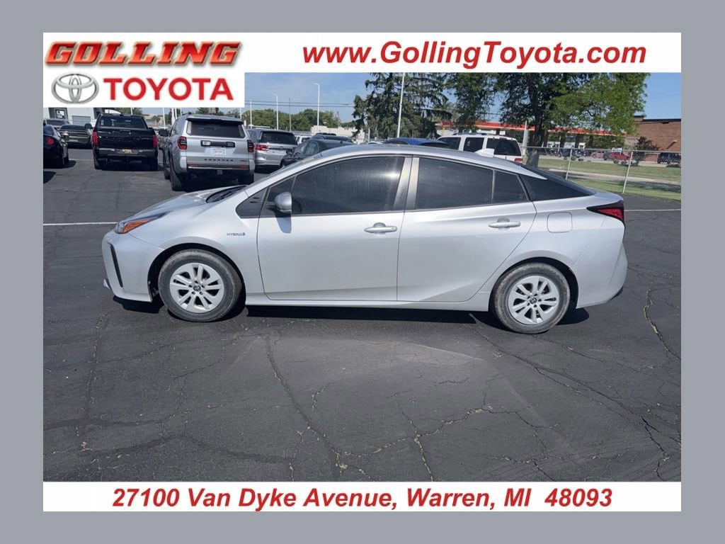 2022 Toyota Prius L Eco FWD's photo