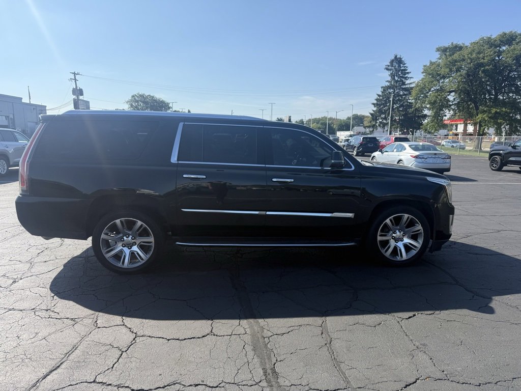 2019 Cadillac Escalade ESV Luxury photo 3