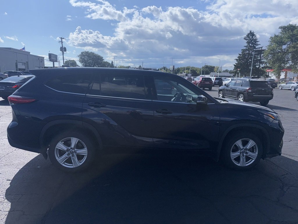 2022 Toyota Highlander LE photo 4