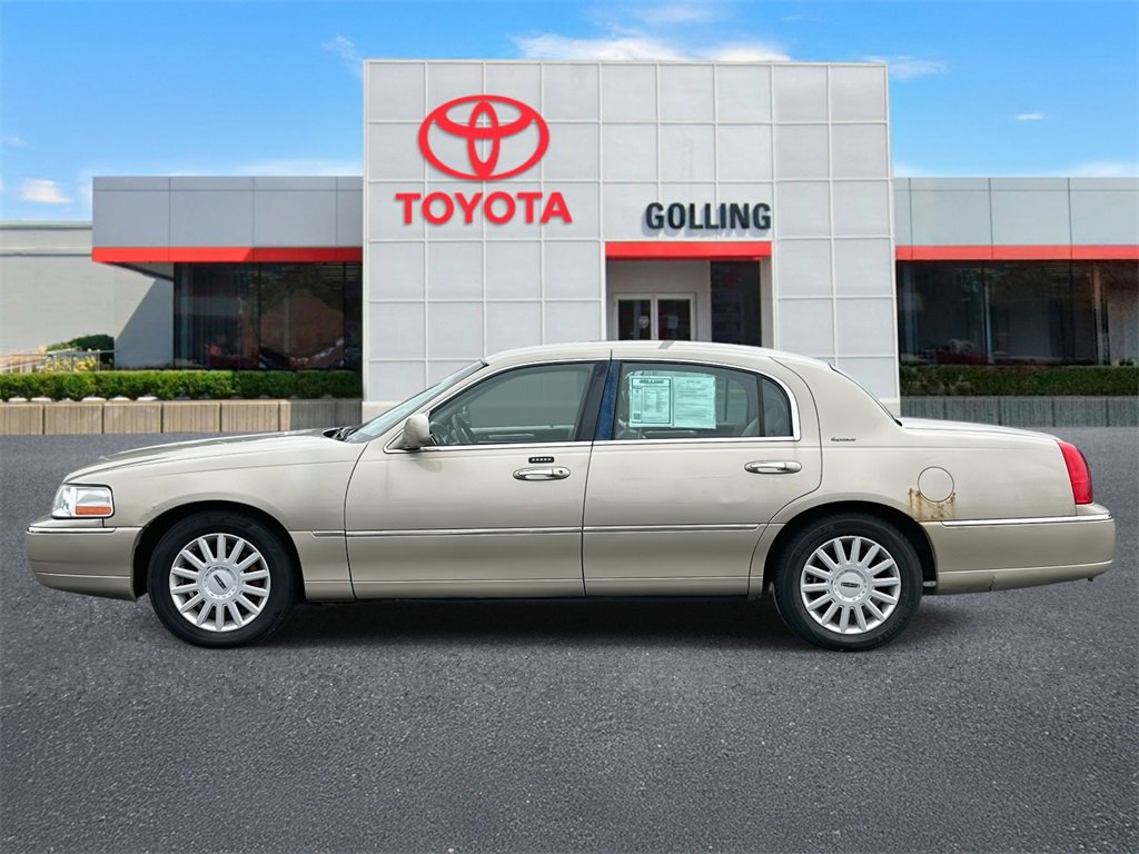 Used 2005 Lincoln Town Car Signature with VIN 1LNHM81W65Y613639 for sale in Warren, MI