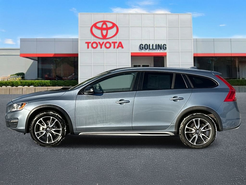 Used 2017 Volvo V60 Base with VIN YV440MWK8H1030156 for sale in Warren, MI