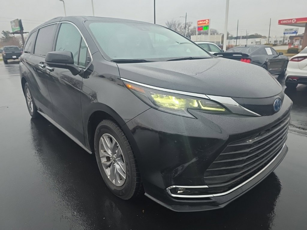 2024 Toyota Sienna XLE photo 3