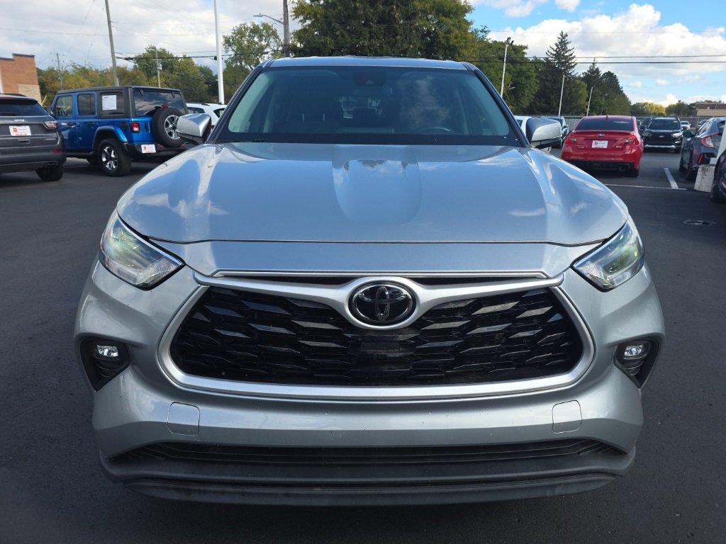 2021 Toyota Highlander LE photo 2