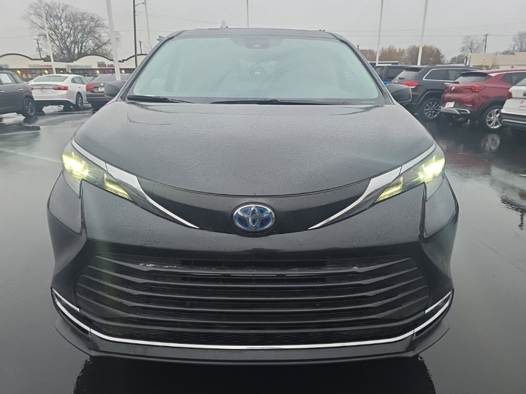 2024 Toyota Sienna XLE photo 2