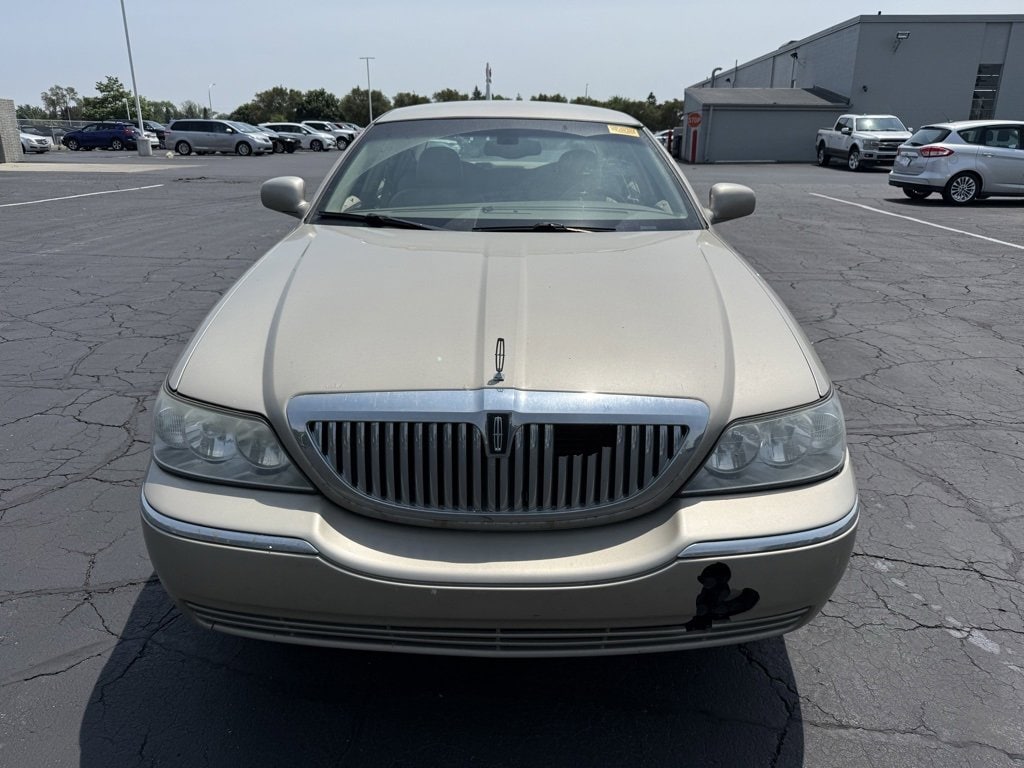 Used 2005 Lincoln Town Car Signature with VIN 1LNHM81W65Y613639 for sale in Warren, MI
