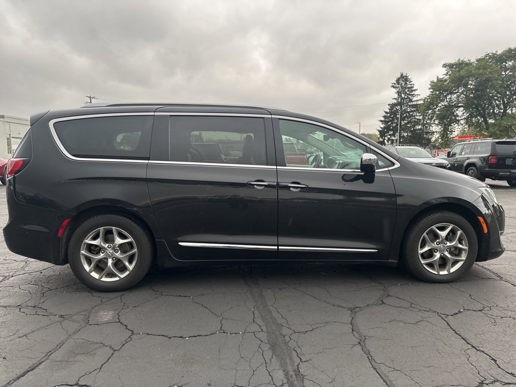 2019 Chrysler Pacifica Limited photo 3