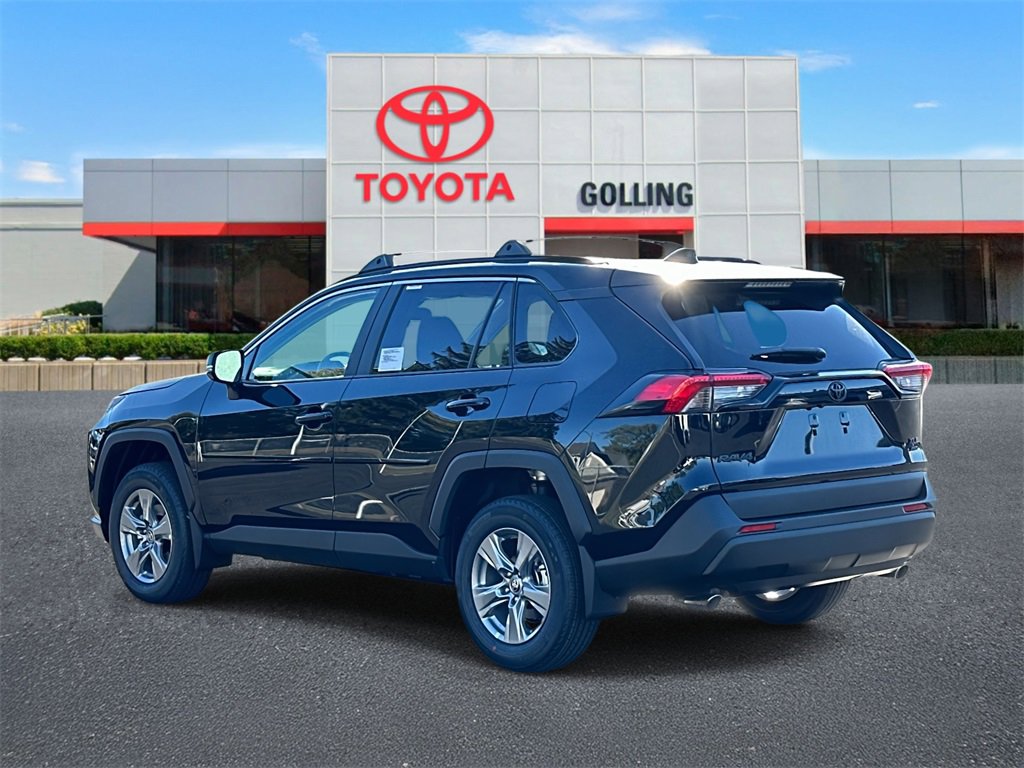 2025 Toyota RAV4 XLE photo 4