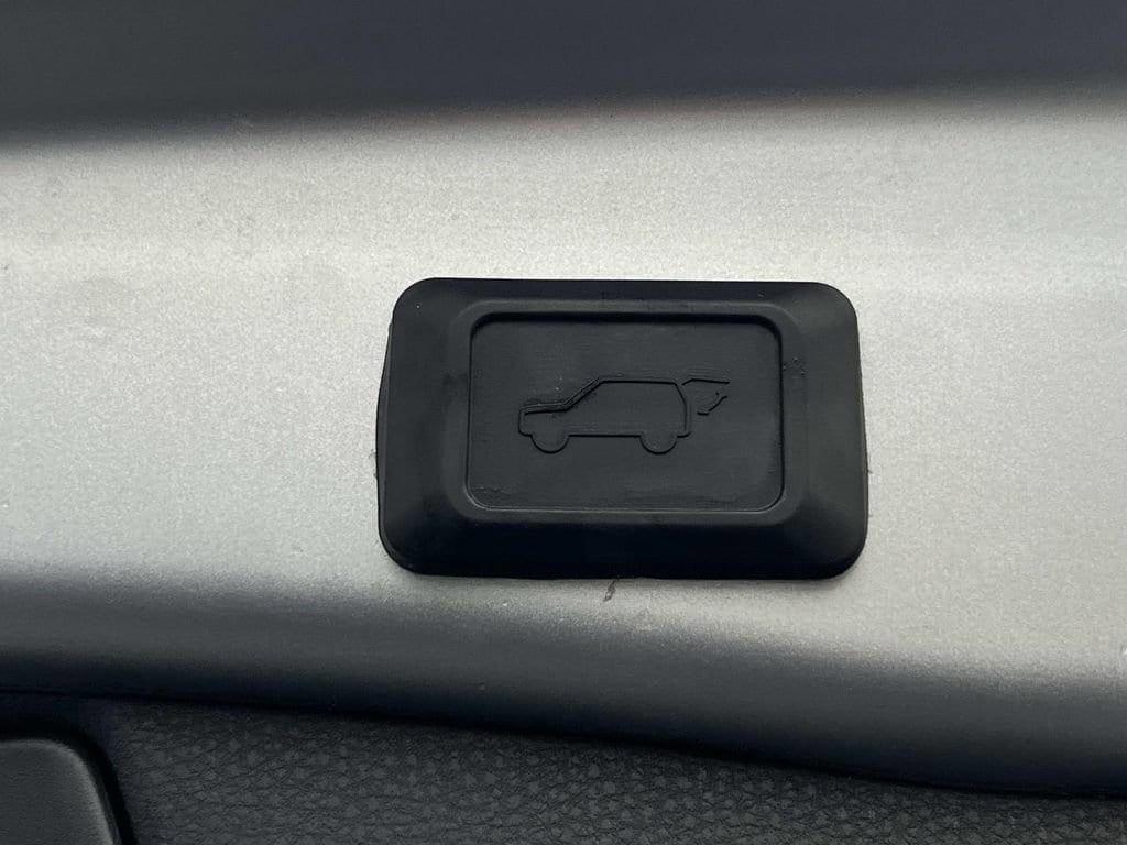 2021 Toyota RAV4 XLE - Photo 12