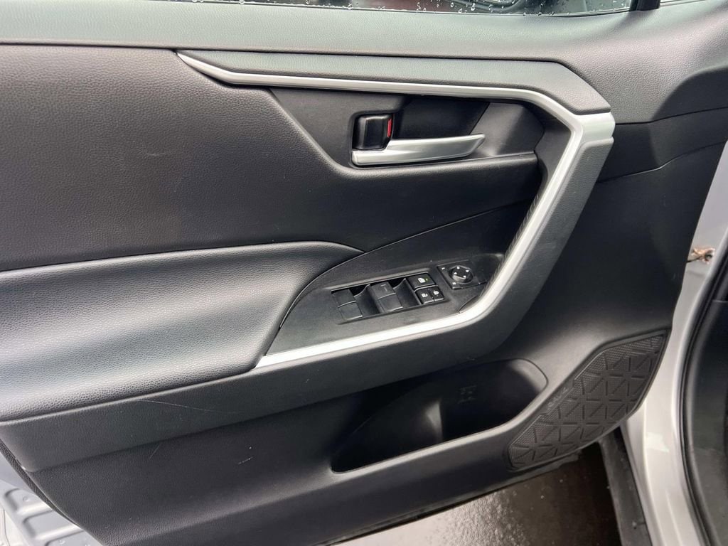 2021 Toyota RAV4 XLE - Photo 17